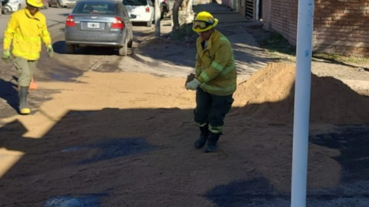Por la mañana el municipio fue alertado por vecinos acerca de un derrame de un líquido oleoso sobre Pasaje Urquiza, esquina Paraguay. Fuente: (Instagram)
