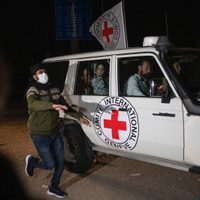 Al menos 27 palestinos asesinados cerca del centro de distribución de ayuda en Gaza, según médicos