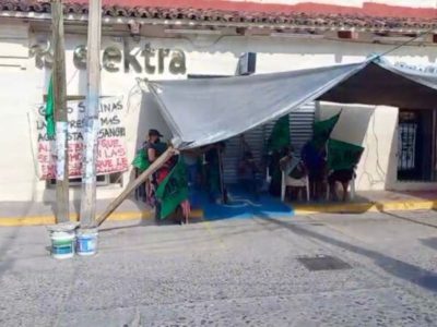 Toman sucursal de Banco Azteca y Elektra en Oaxaca por presunto robo a una adulta mayor