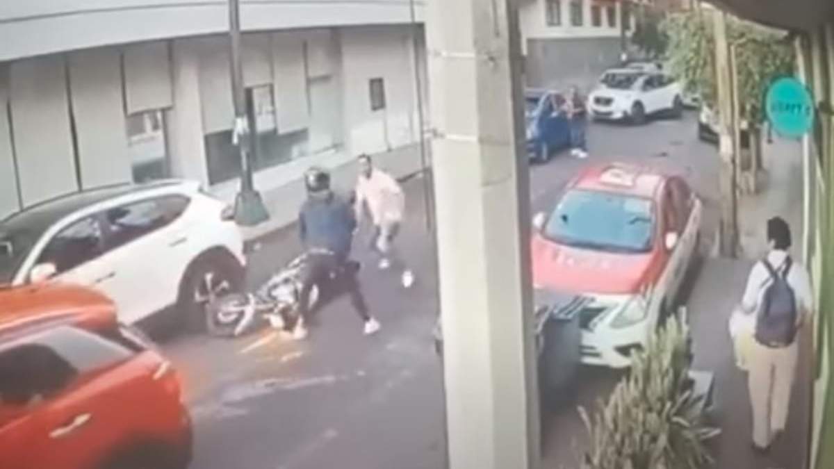 El ladrón, con casco, tras ser derribado por uno de los vecinos