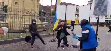 Un hombre apuñala a tres personas durante mitin contra el Islam en Mannheim, Alemania (Video)