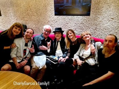 Charly García cumplió 74 años y sus fans lo celebraron a lo grande