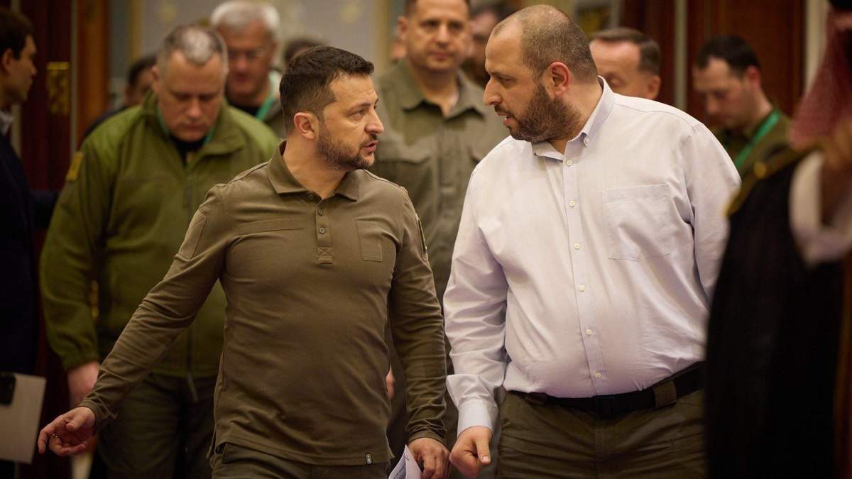 Rustem Umerov (derecha) conversa con Zelenski