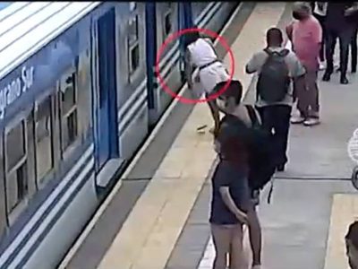 Mujer se desvanece, cae debajo de un tren en movimiento... y sobrevive (Video)
