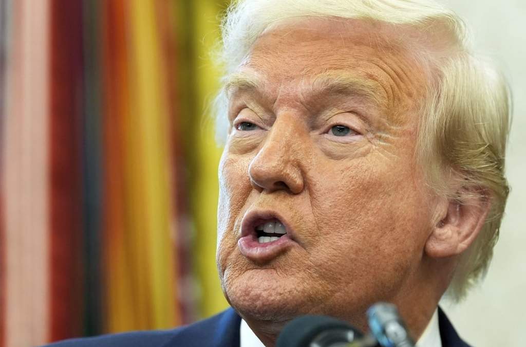 Donald Trump habla frente a reporteros en la Oficina Oval de la Casa Blanca, 22 de abril de 2025
