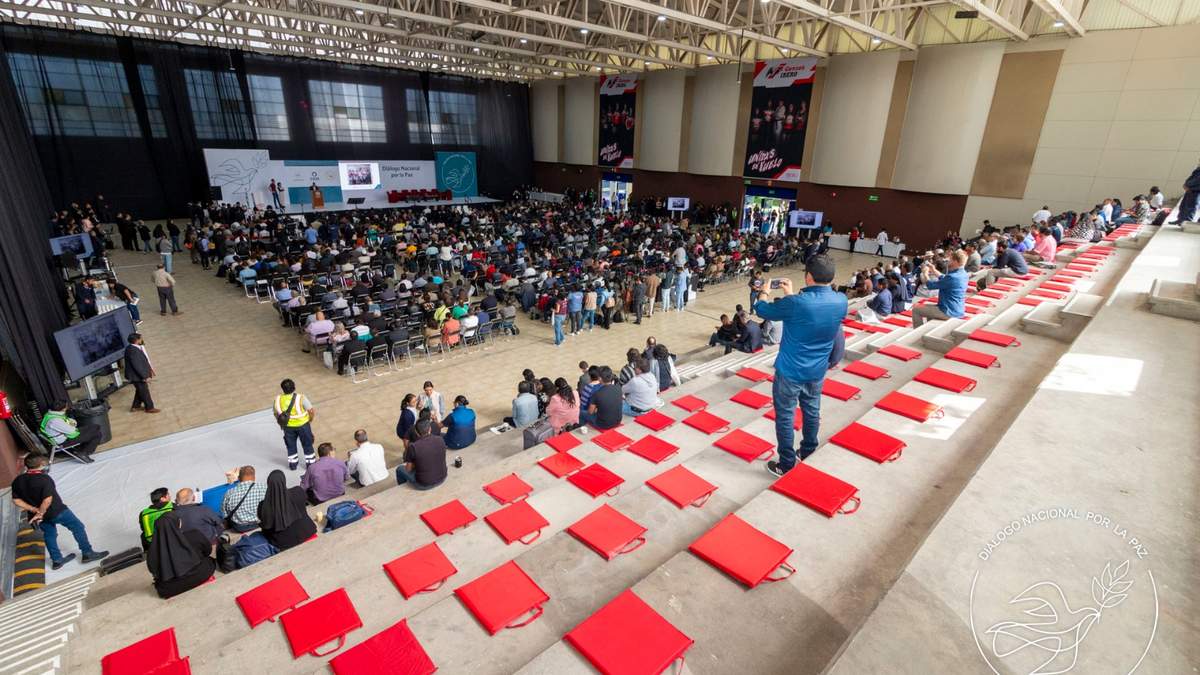 “En México hay suficiente energía, generosidad e inteligencia para transformar nuestra realidad y superar esta oscura etapa que ya nos ha hecho suficiente daño a todos”, exclamó en el encuentro Ramón Castro, secretario de la Conferencia Episcopal Mexicana.