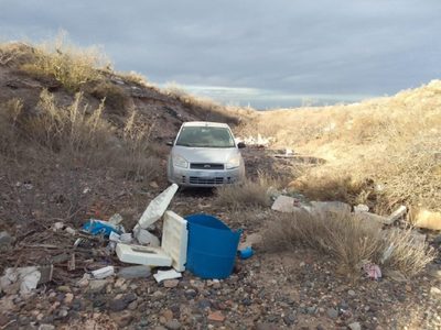 Encontraron en un cañadon de Centenario un auto que había sido robado en Senillosa