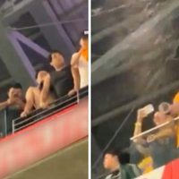 Aficionado de Tigres lanza orina a afición de Rayados (Video)