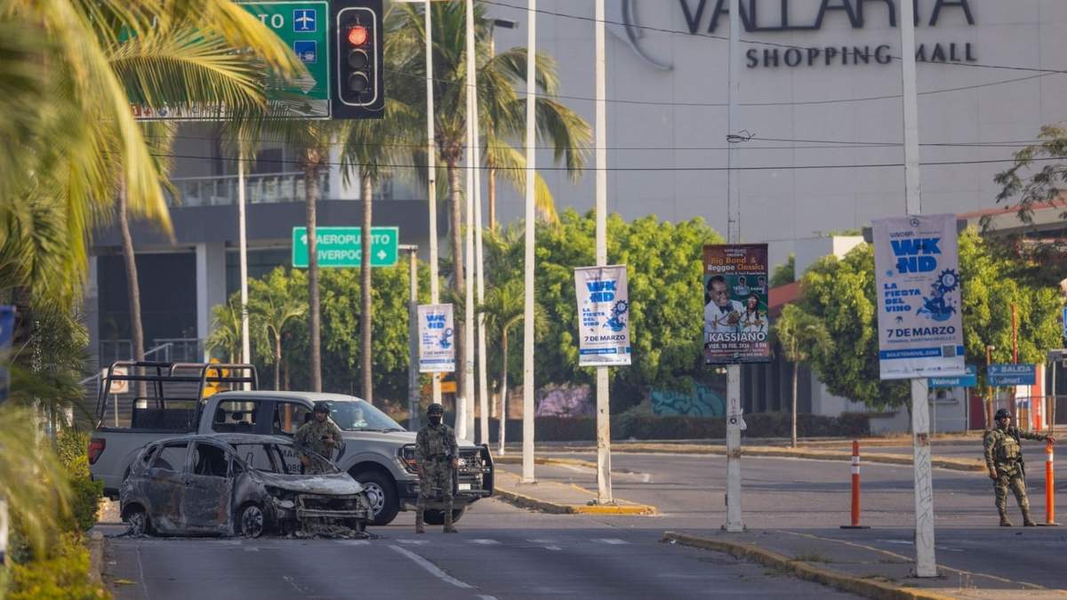 Uno de los vehículos incendiados en Puerto Vallarta