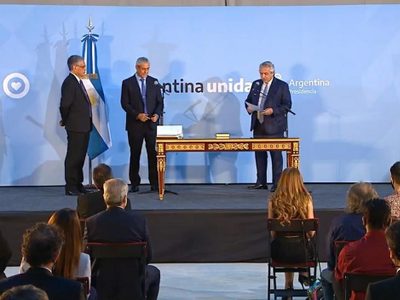 Tras la salida de María Eugenia Bielsa, Jorge Ferraresi juró como nuevo ministro