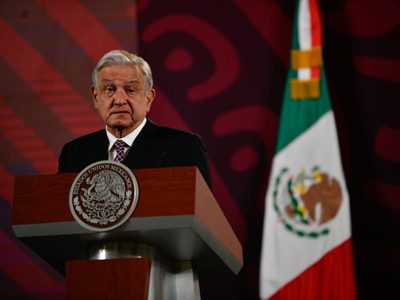 Con tres puntos AMLO fija su postura en torno al movimiento feminista
