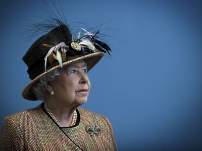 No es por temor al contagio: la histórica decisión de la Reina Isabel