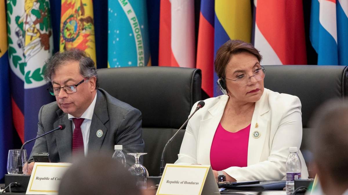 Gustavo Petro y la presidenta de Honduras, Xiomara Castro, en la cumbre de la Comunidad de Estados Latinoamericanos y Caribeños