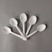 Con solo cucharitas plásticas: creá estos hermosos arbolitos de Navidad para decorar tu living