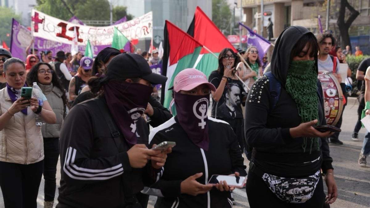 Mujeres encapuchadas durante la marcha de este 25 de noviembre