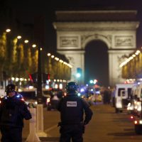A dos días de elecciones presidenciales, tiroteo en París deja dos muertos y un herido