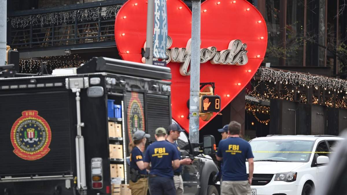 Policías investigan el tiroteo en el bar Buford’s en Austin, Texas, el 1 de marzo del 2026