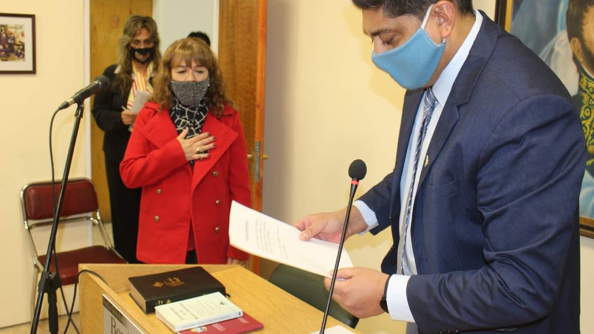 El presidente del Concejo Deliberante toma juramento a la nueva Contralora Municipal. Fuente: (Daniel Signorile).