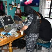 200 policías coparon Centenario: secuestraron drogas, armas y más de dos millones de pesos