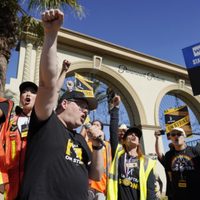 Actores y políticos reaccionan al final de las huelgas de Hollywood