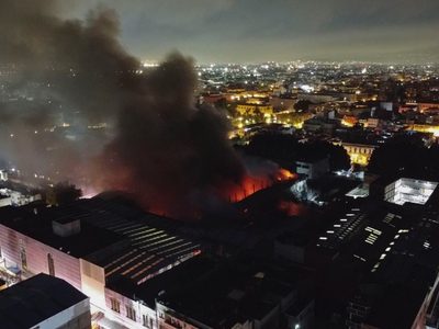 Fiscalía de la CDMX abre investigación por incendio en Plaza Oasis
