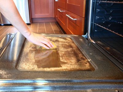 El trucazo de la abuela para limpiar la puerta del horno y dejarla como recién estrenada