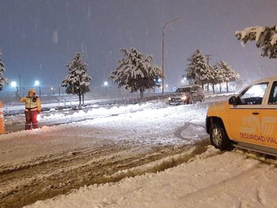 Por las nevadas están intransitables algunas rutas en Neuquén y sigue el cierre nocturno