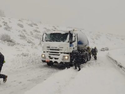 Policías asistieron a automovilistas varados por la nieve en la Ruta 43, cerca de Chos Malal