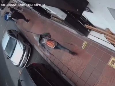 Un hombre pierde un ojo tras defender a una mujer de un acosador (Video)
