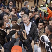 Afectados por las inundaciones en Valencia lanzan lodo al rey Felipe VI