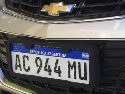 El Gobierno autorizó el uso de patentes de papel ante la imposibilidad de fabricar las chapas