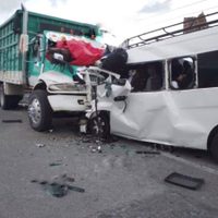 Chocan de frente una combi y un torton en Puebla; mueren nueve personas