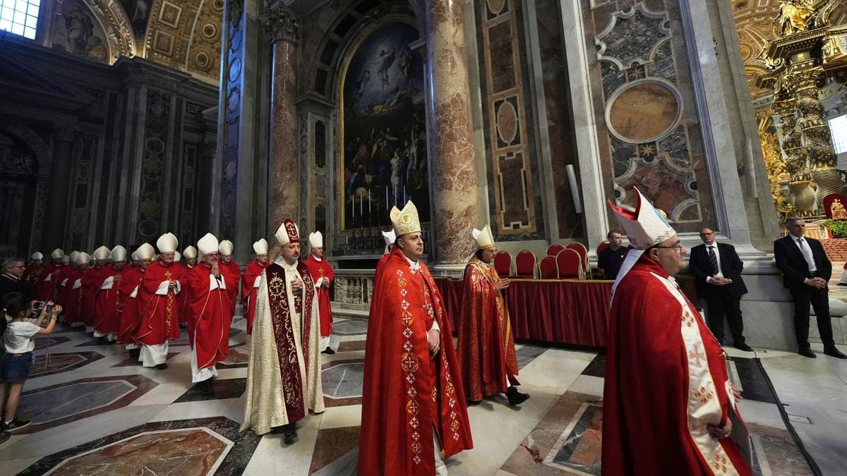 Cardenales en la misa por el séptimo de los nueve días de luto por el fallecido papa Francisco, en la Basílica de San Pedro, en el Vaticano
