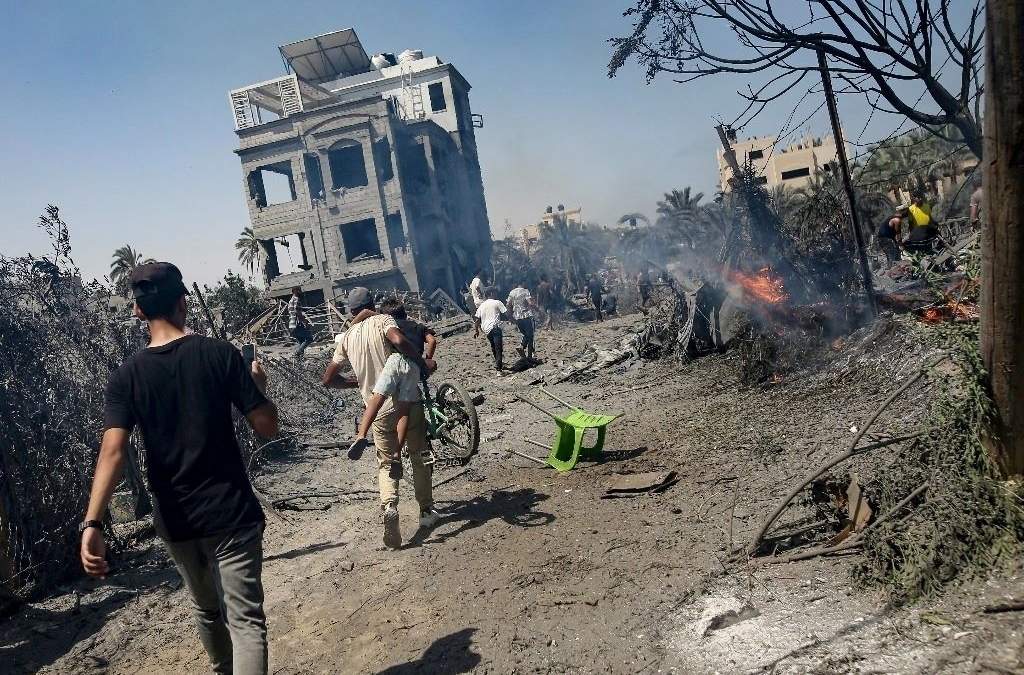 Los palestinos evacuan de un sitio afectado por un bombardeo israelí en Khan Younis, sur de la Franja de Gaza, el sábado 13 de julio de 2024