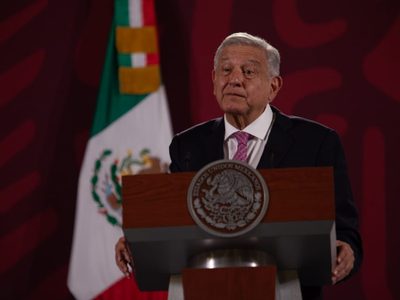 AMLO se burla de alianza de Claudio X. González y le cambia el nombre