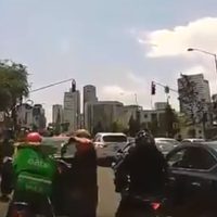 Sujetos sacan armas de una motocicleta de Uber Eats para asaltar a un automovilista en Santa Fe (Video)