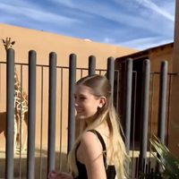 Hija de Jorge Hank presume una jirafa como mascota y la tunden en redes  (Video)