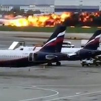 Se incendia avión en Moscú; murieron 13 personas