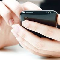 Qué significa que tu pareja ponga el celular boca abajo, según la psicología, y por qué genera dudas