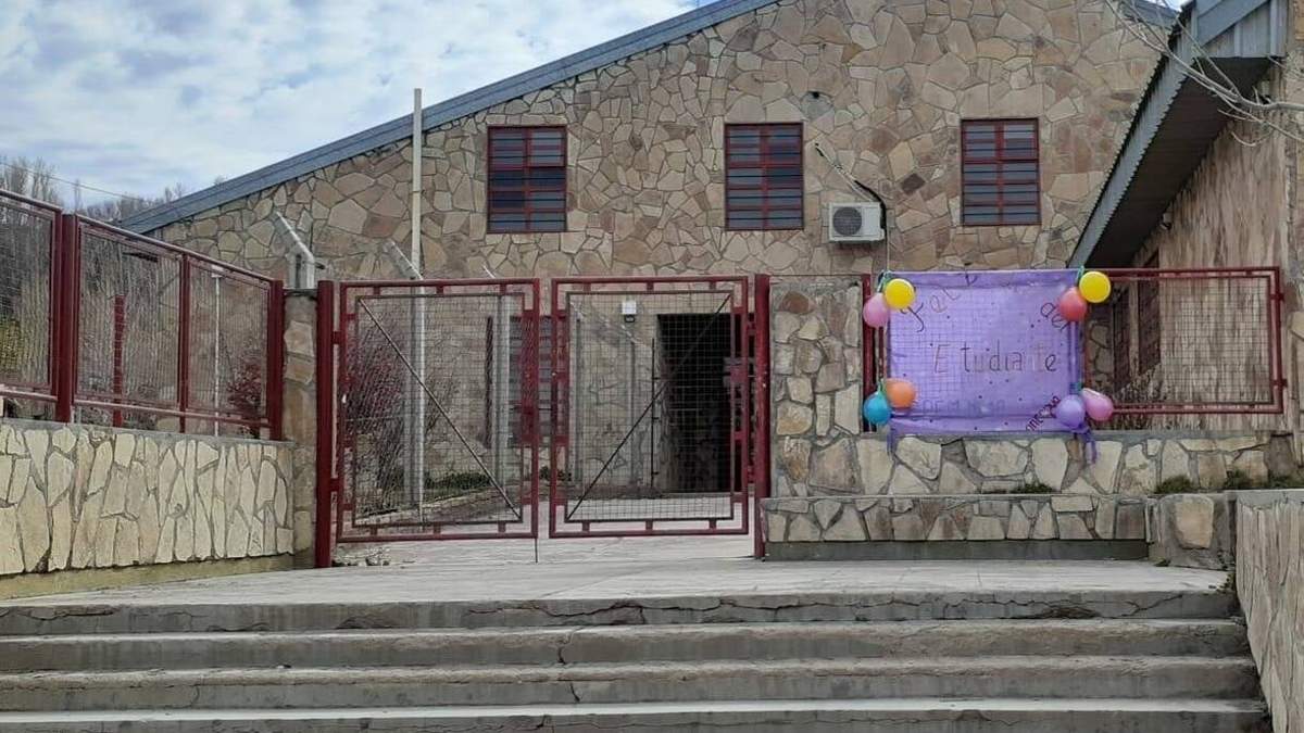 Por la pelea entre alumnos del CPEM 10, las clases fueron suspendidas. Fuente: (Facebook).