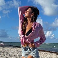 Desde la cama: Karina Jelinek les regaló una imponente postal a sus seguidores