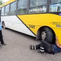 Le falló la dirección a un colectivo de Autobuses Neuquén y casi termina arriba de la vereda