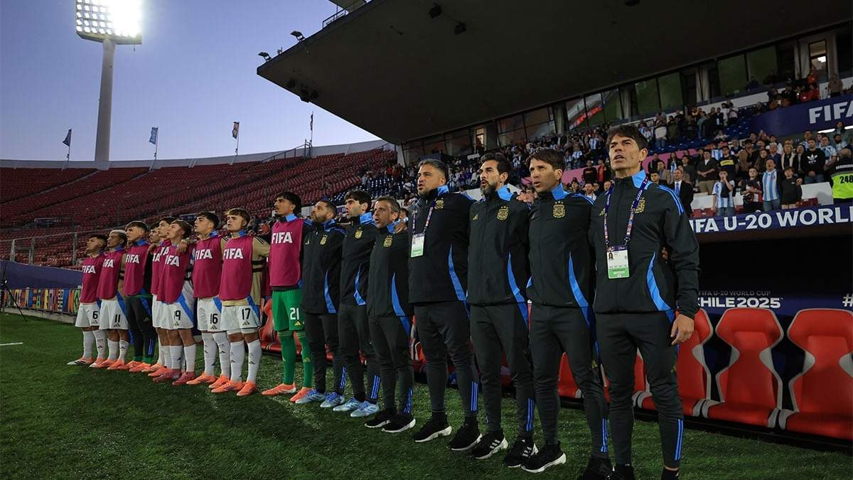 Diego Placente, sus colaboradores y los suplentes del Sub 20.