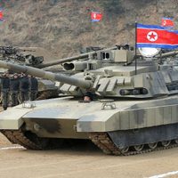 Kim Jong Un conduce tanque de combate durante sesión de entrenamiento con tropas norcoreanas