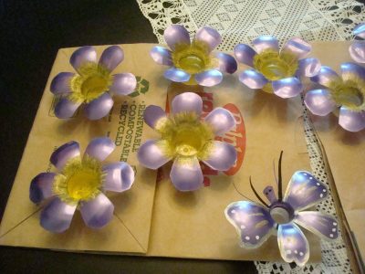 Con cucharitas de plástico y una tapa de frascos, creá este proyecto ideal para iluminar cualquier rincón
