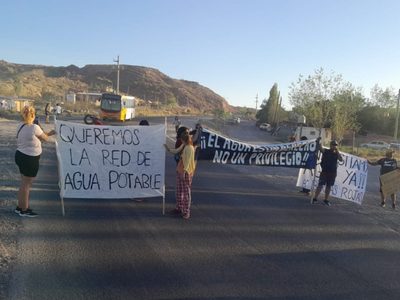 Vecinos de Bardas Coloradas reclamaron en la bajada del Maida por obras de agua potable