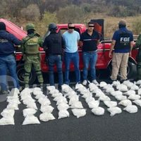 Decomisan 80 kilos de metanfetamina y armas a dos sujetos en Michoacán