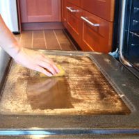 El truco natural para eliminar la grasa pegada del horno y dejarlo con un aroma único