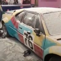 Activistas rocían de harina un coche diseñado por Andy Warhol como protesta ecologista (Video)