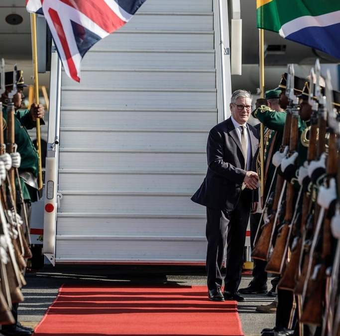 El primer ministro británico, Keir Starmer, llega al aeropuerto internacional OR Tambo en Ekurhuleni el viernes 21 de noviembre de 2025, antes de la Cumbre de líderes del G20